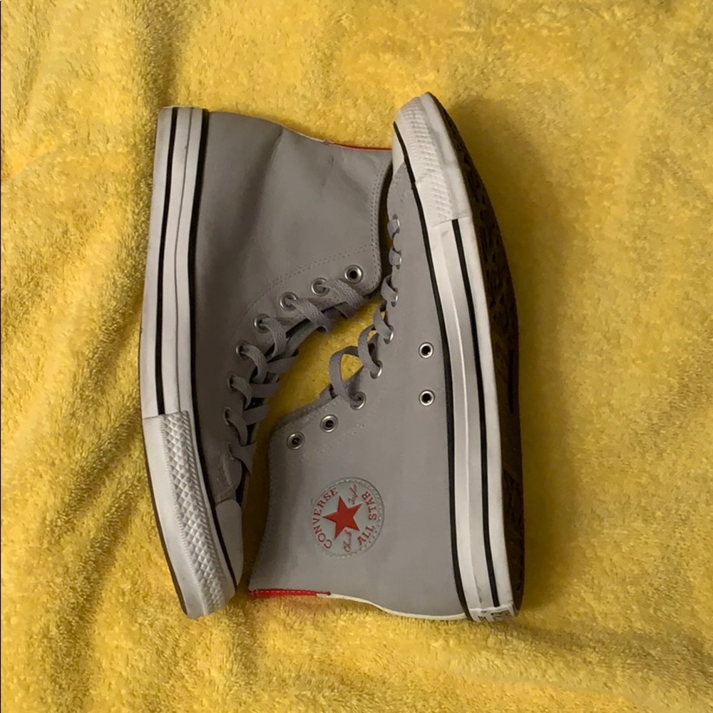 men’s 10.5, women’s 12.5 snazzy converse